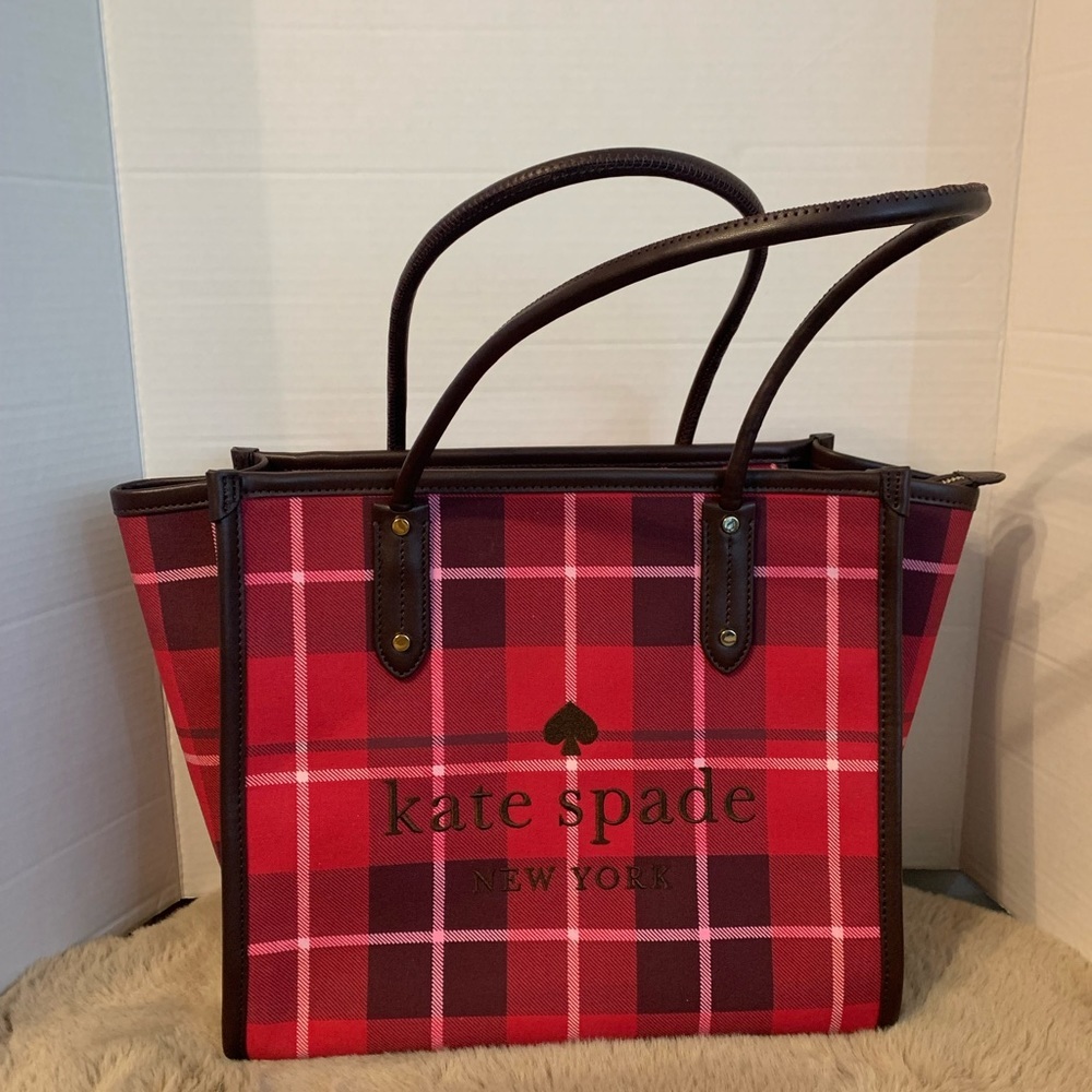 MAKE AN OFFER :
BNWT KATE SPADE TOTE BAG CANVAS w/ LEATHER TRIMMINGS AND HANDLE